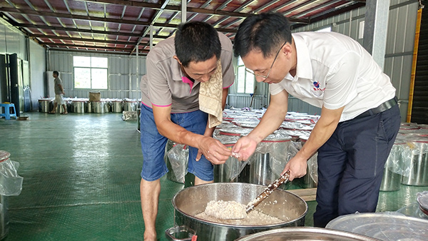 酒坊擴規(guī) 烤酒設(shè)備升級，沒技術(shù)老師多次上門指導(dǎo)怎么行？