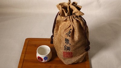 用白酒生產(chǎn)設(shè)備釀小曲固態(tài)白酒，怎樣操作出酒才多？