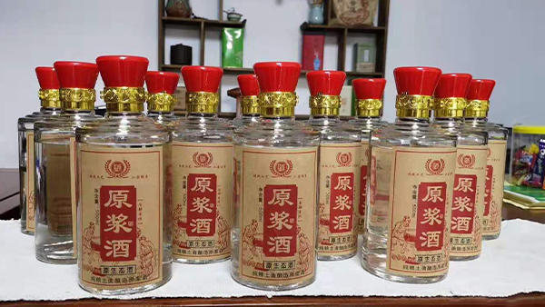 堅(jiān)持用白酒釀酒設(shè)備做純糧酒，每天釀2鍋酒還不夠賣！